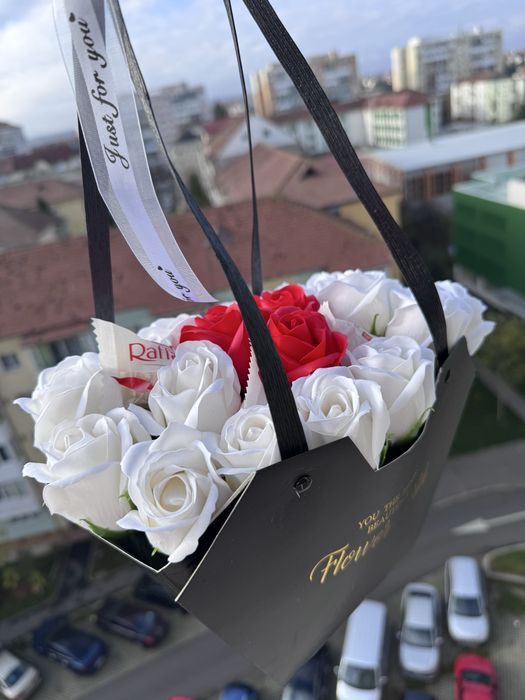 Vand aranjamente cu trandafiri din sapun