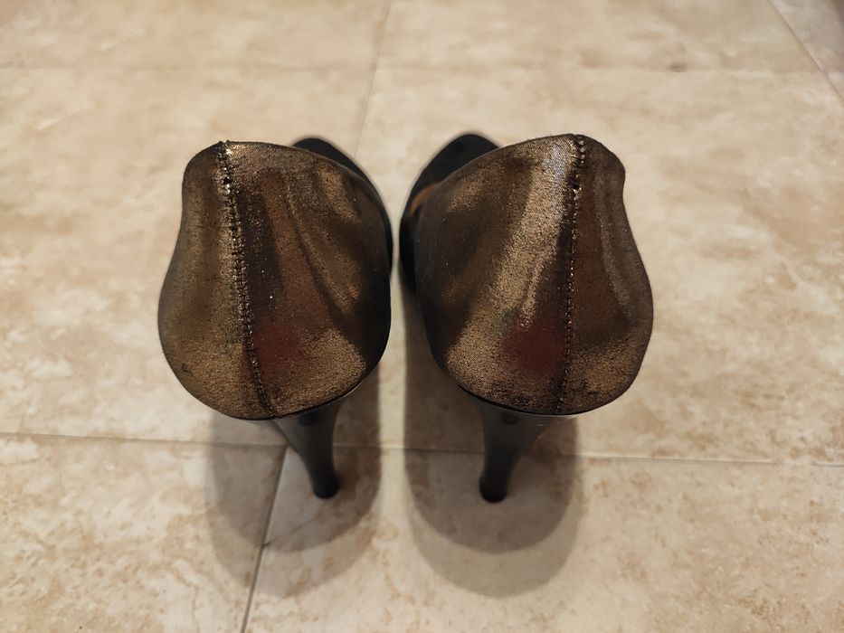 Елегантни дамски обувки - черен велур и златисто