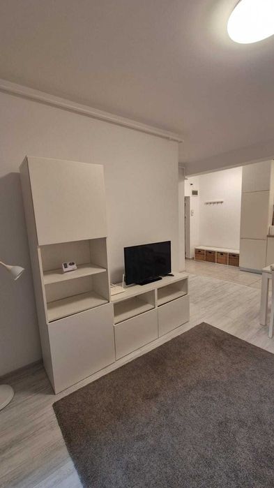 Închiriez apartament cu parcare