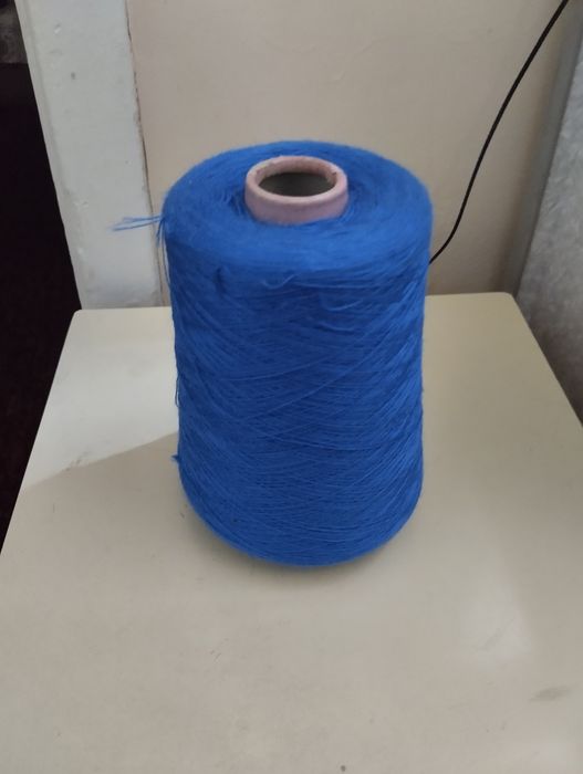 Нитки синие в бабинах