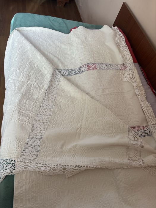 Față de masă lucrată manual