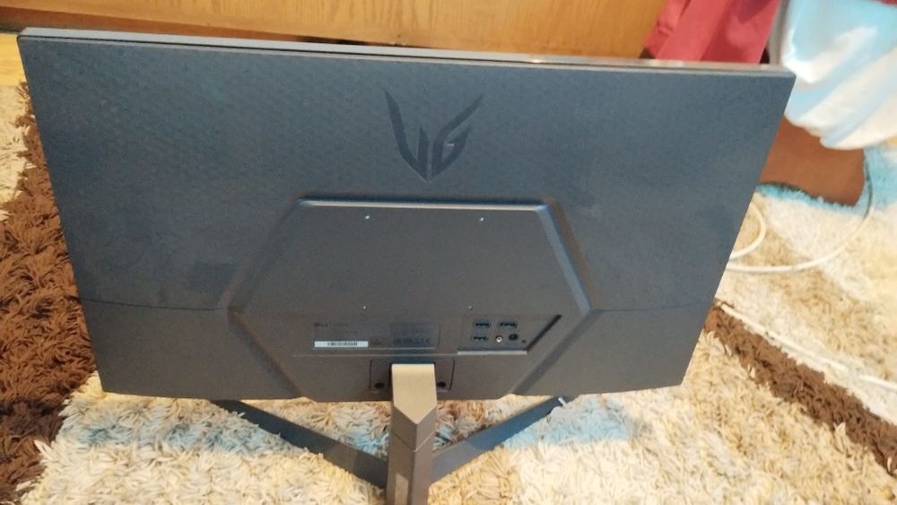 Monitor LG 180 de hz vănd sau schimb cu un telefon