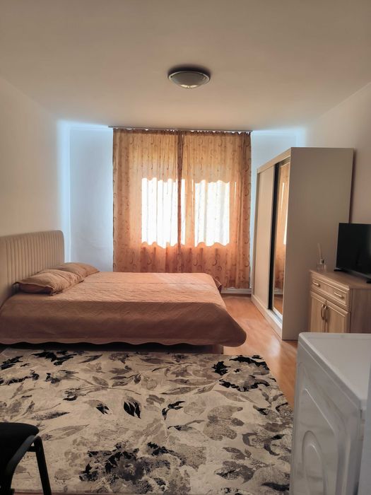 Garsonieră 27 mp, baie și chicinetă proprie, complet mobilată, Brașov.