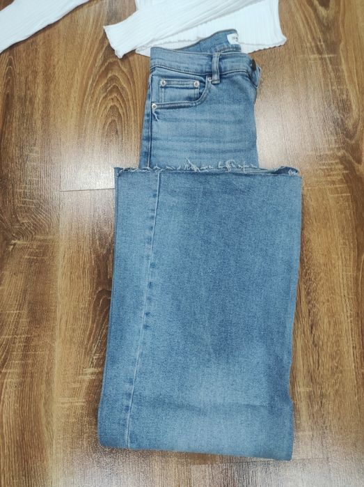 Blugi+bluza cu umerii goi