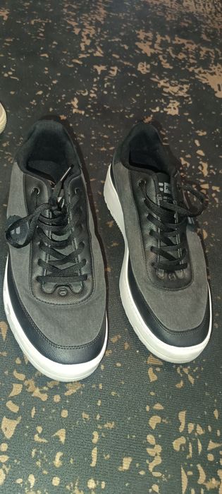 Продается обувь.