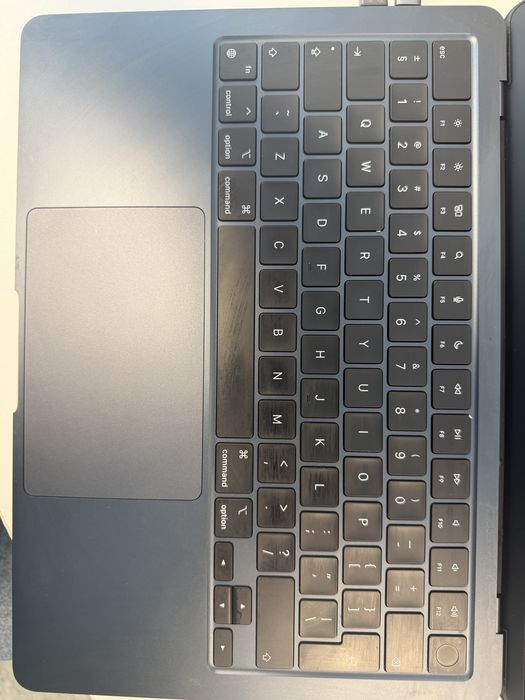 MacBook Air M2  – Baterie 100% –