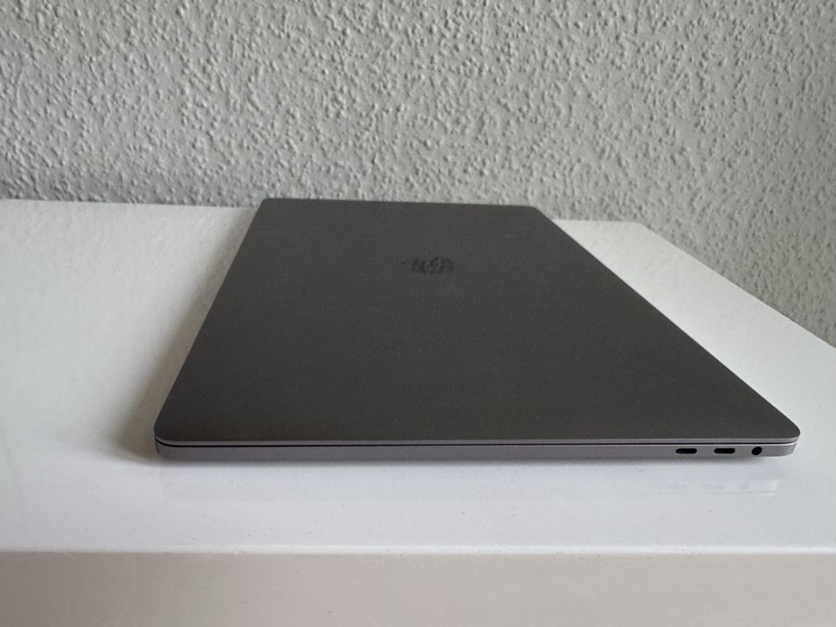 MacBook Pro 15” 2019 – i7 6-core, 16GB RAM, 256GB SSD