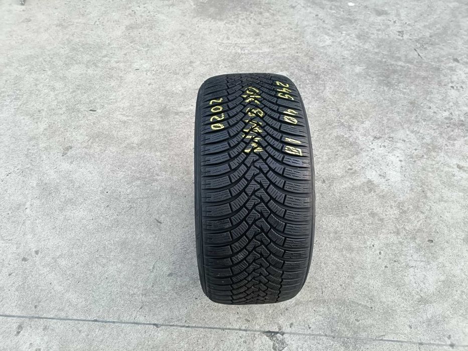 O anvelopa de  iarna 245 40 18 Falken eurowinter HS01 cu 8 mm 2020