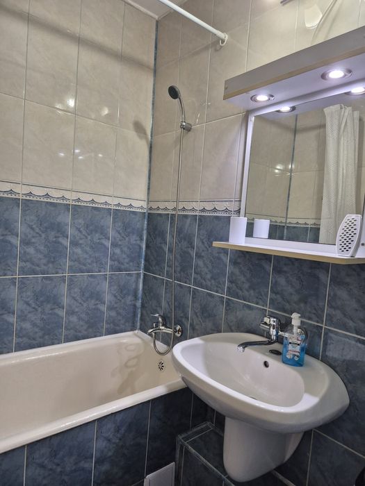 Garsoniera mare 40 mp de închiriat in bloc de apartamente