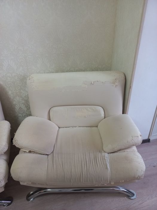 Продам б/у диван с креслами
