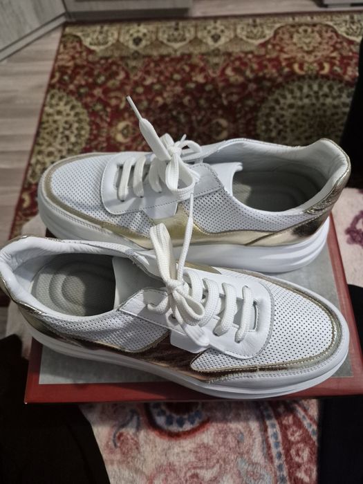 Кроссовки женские