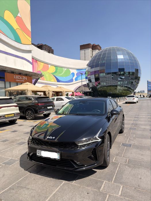 Kia K5 qora rang