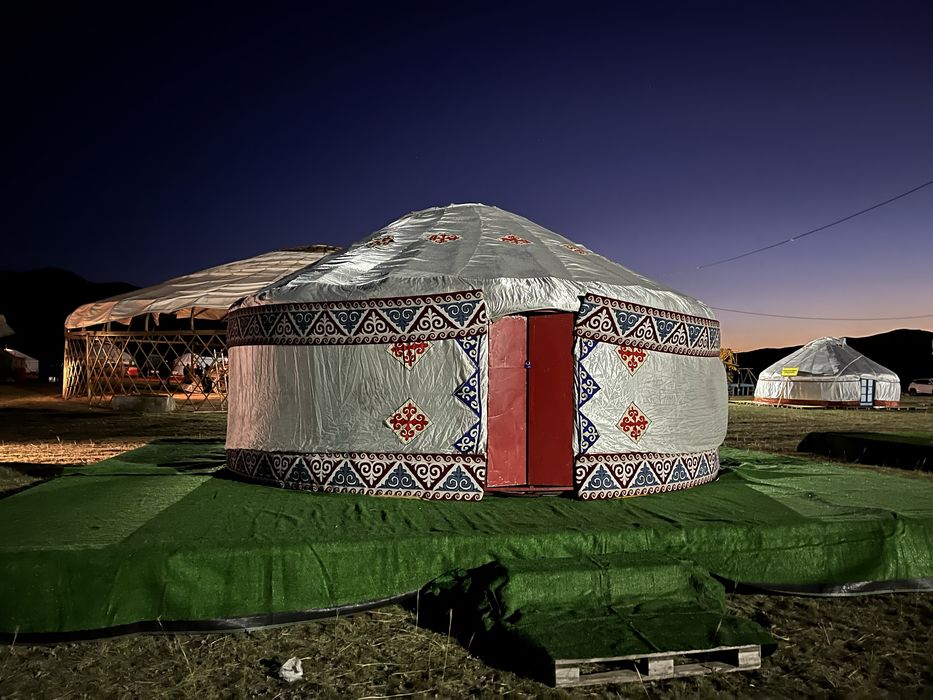 Юрта с подиумом с коврами Оскемен