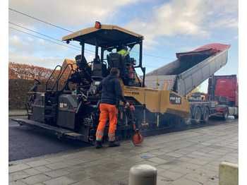 Асфалт еткизувчи Cat AP 655F, Асфальтоукладчик Cat AP 655F