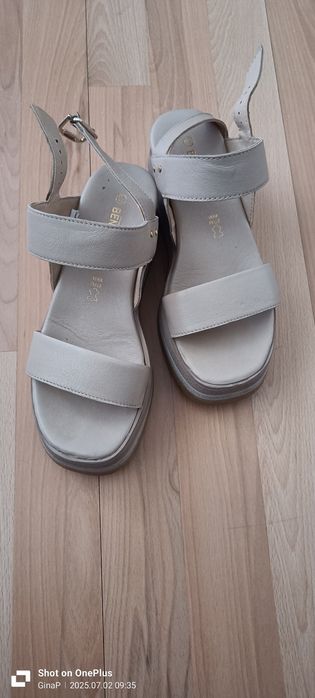 Vând sandale damă.