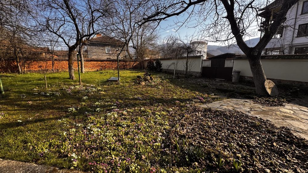 Къща с двор в с. Трудовец, общ. Ботевград