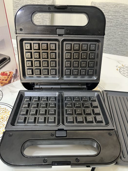 Вафельница почти новая