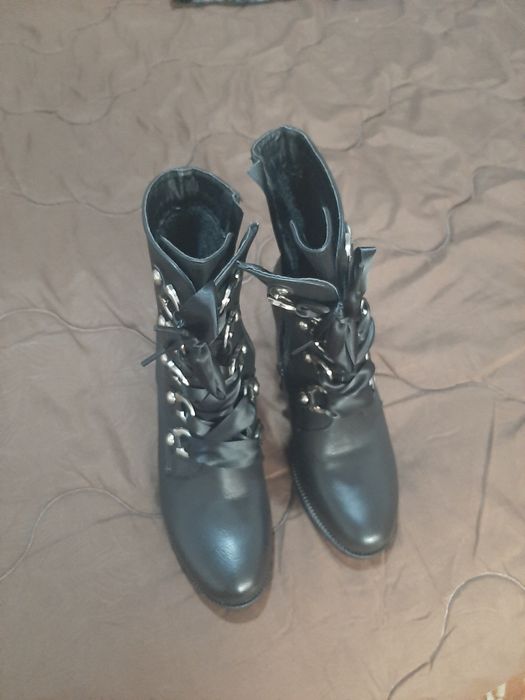 Дамски боти  на висок ток