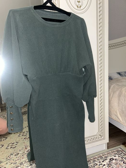 Темно зеленое платье