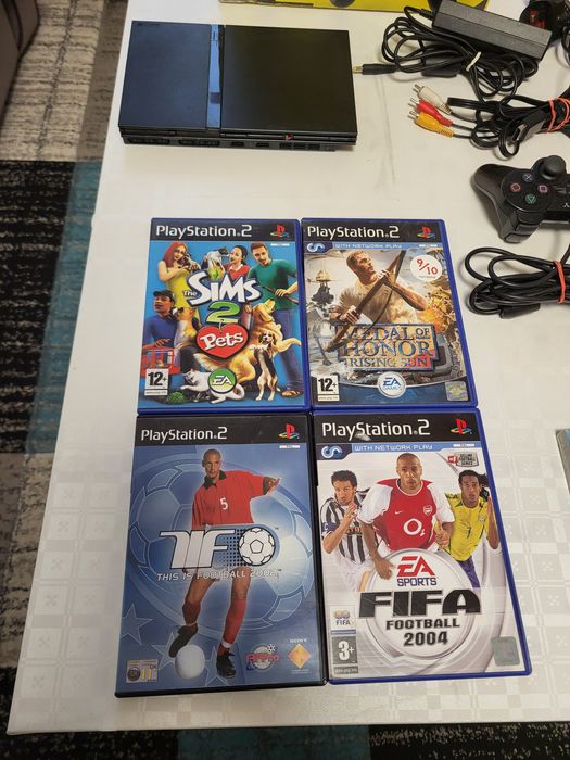 PlayStation 2 Slim  in cutie cu 4 jocuri.