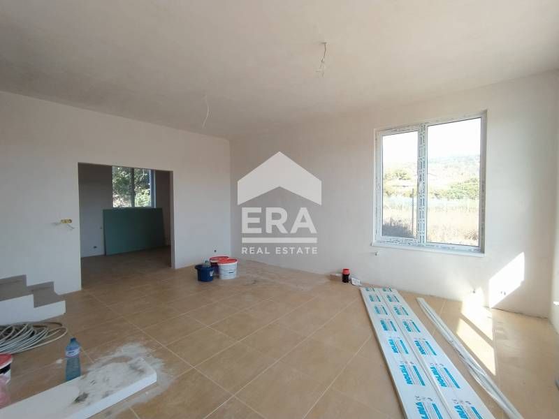 Двуетажна, завършена до ключ къща за продажба, в нов затворен тип комп