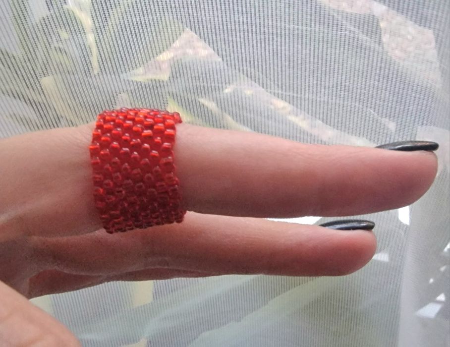 Inel hande made rosu