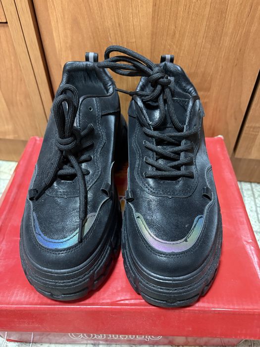 Продам женские кроссовки