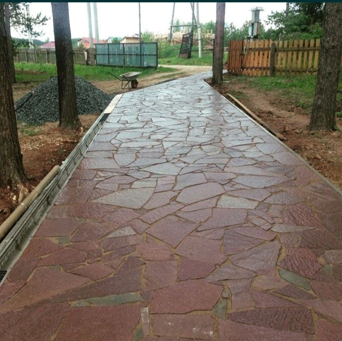 Красный дикий камень