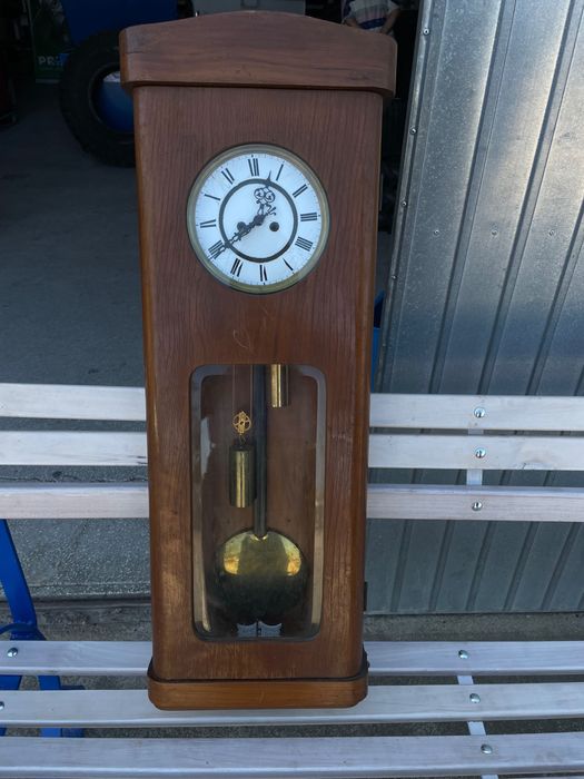 Стенен часовник с махало