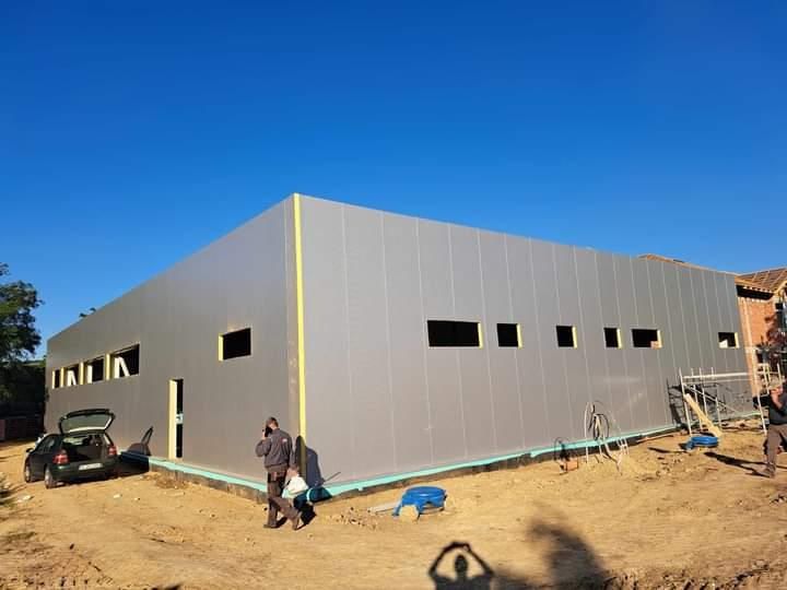 Vând hală metalică  10x30