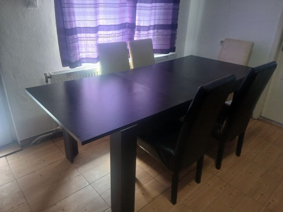 Masă extensibilă si 6 Scaune.