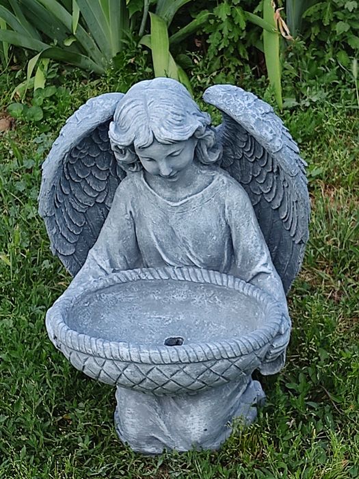 Фонтан-кашпа от вибробетон "Ангелче"