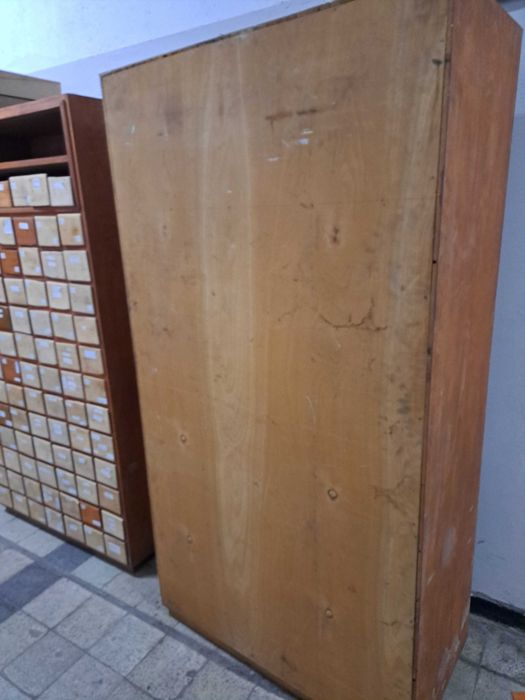 Шкаф с 84 чекмеджета ,над 300 пространства