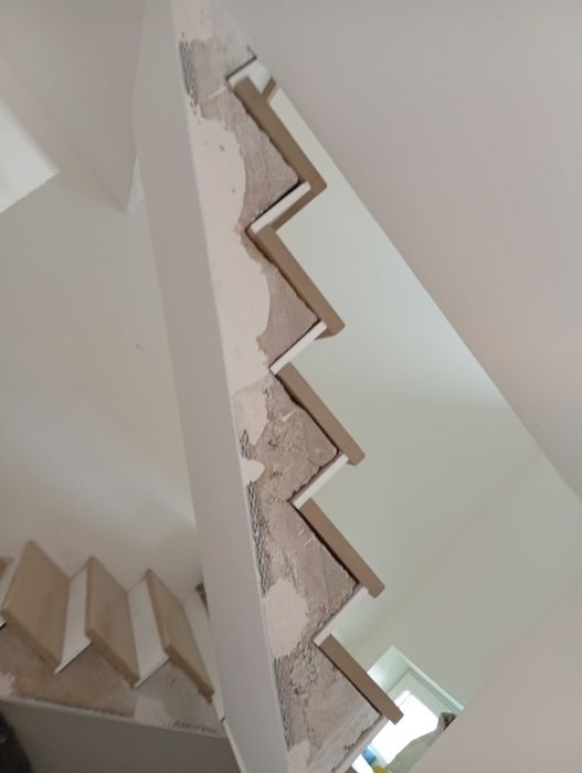 Scara din lemn masiv stratificat .