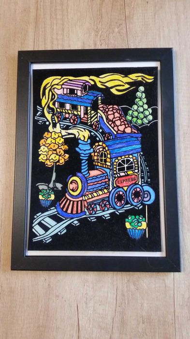 Няколко картини, рисувани на ръка, подходящи за детска стая.