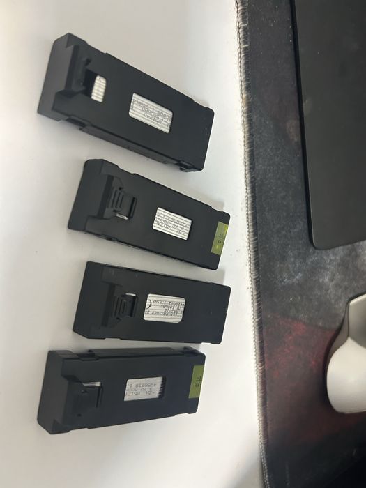 Продавам дрон с 5 батерий и кутия