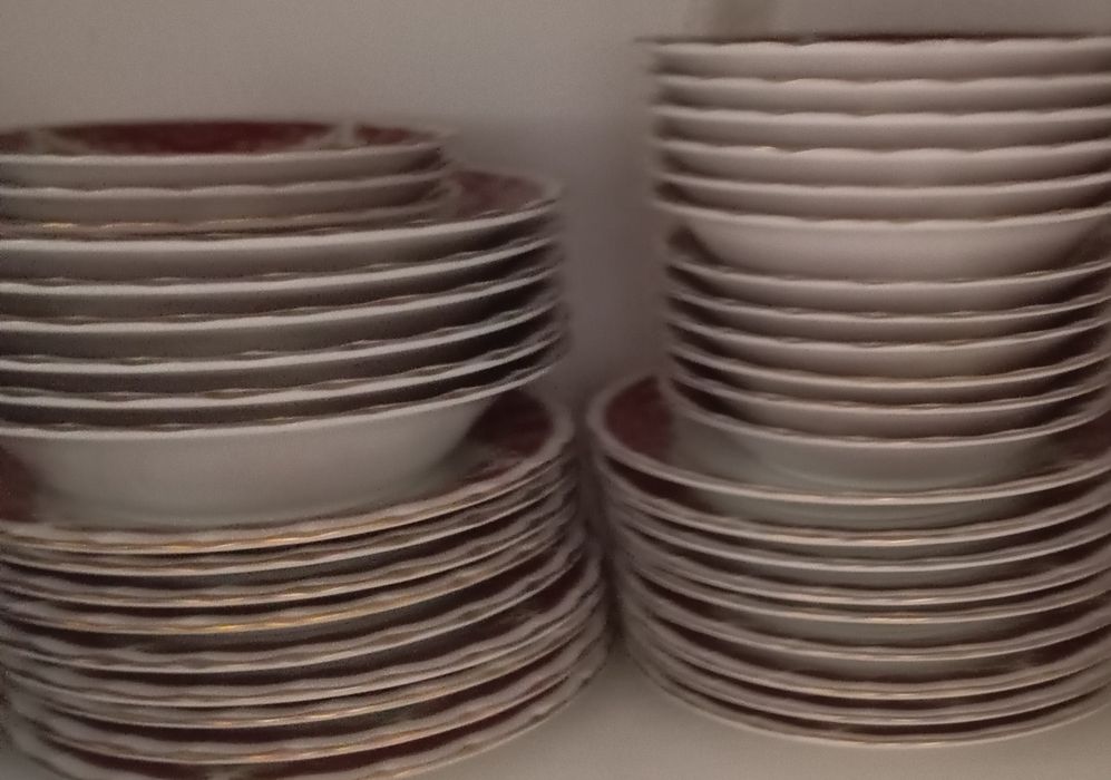 Продам столовый сервиз 70 штук