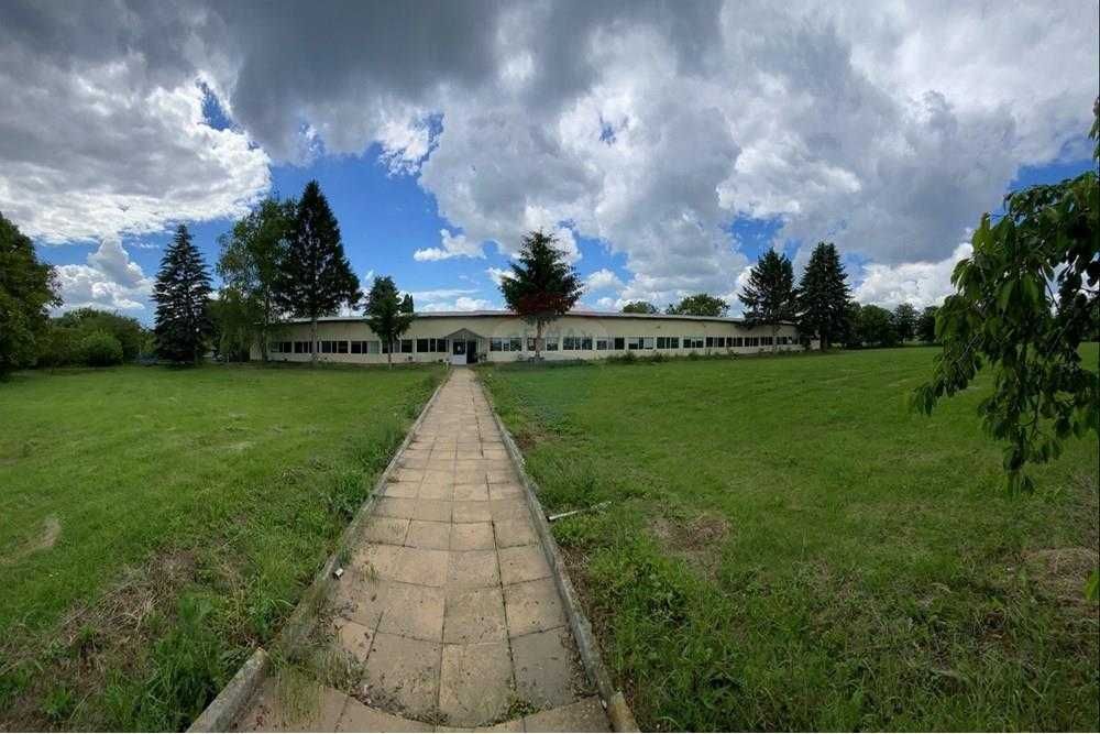 Продава се Промишлена сграда в с. Езерче, Област Разград - 8000 кв.м за 39 €/кв.м - Снимка #2