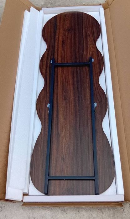 Современное волнистое напольное зеркало.