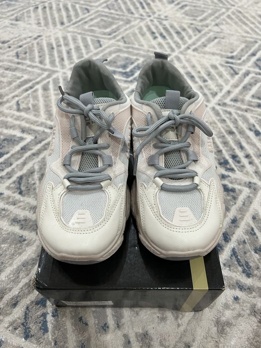 Кроссовка кроссовка