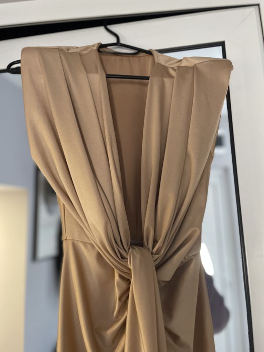 Елегантна сатенена рокля S размер