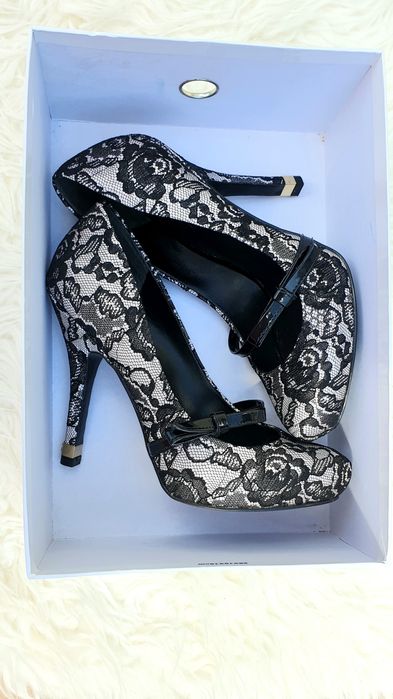 Pantofi eleganți GUESS, dantelă neagră