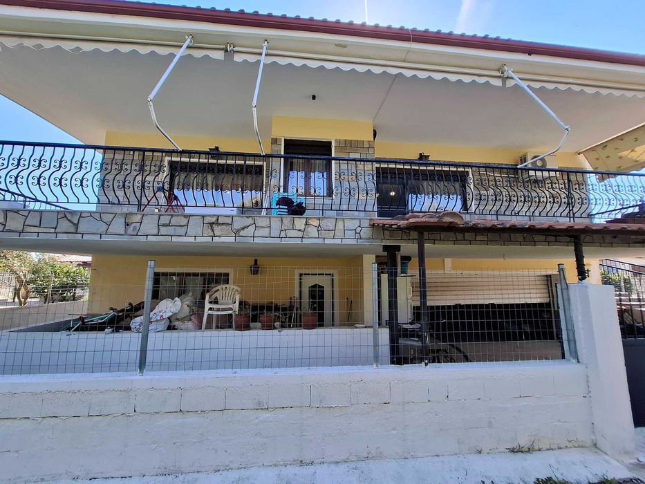 Продава двуетажна къща 150 м2 + 80 м2 и двор 400 м2 в Аспровалта, Гърция