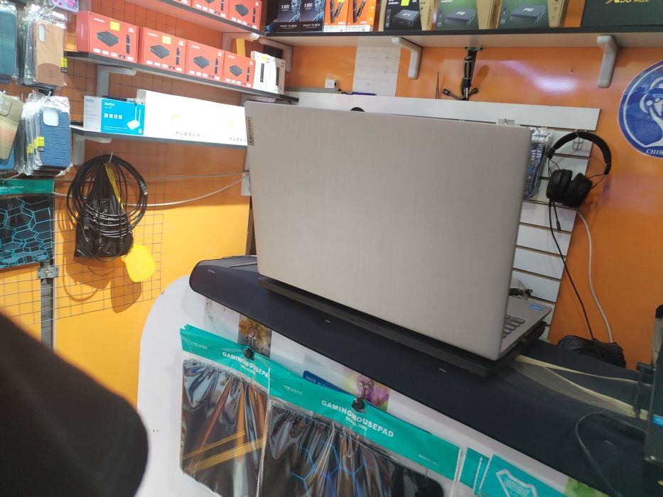 Noubook sotiladi Lenovo