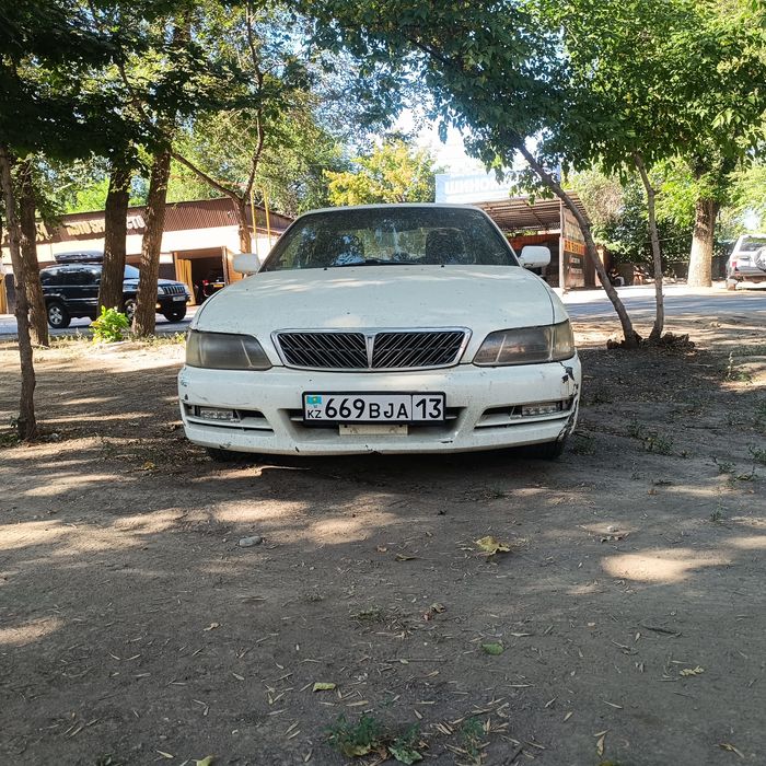 Машина Nissan laurel
