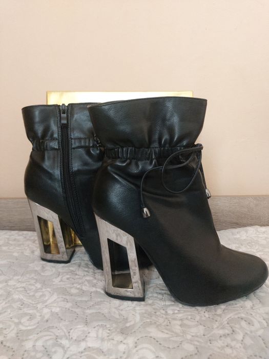 Кожени боти с ефектен ток