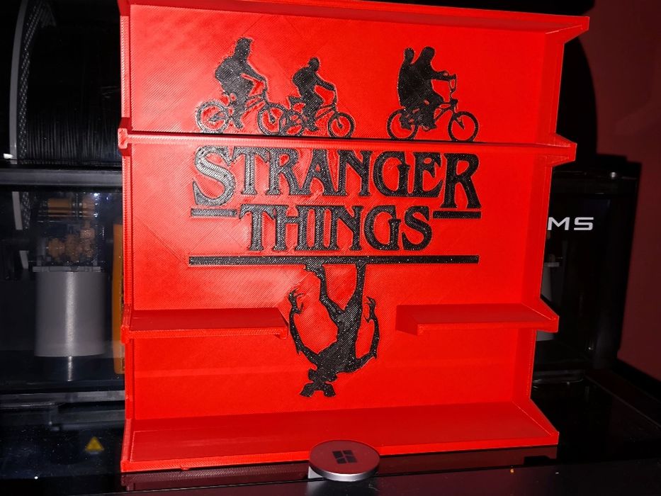 3D принтирана поставка за фигурки – Stranger Things Edition