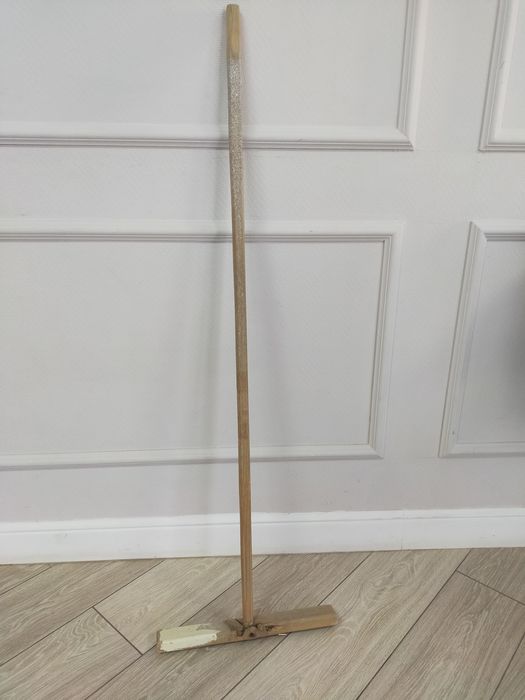 Швабру деревянную продам.