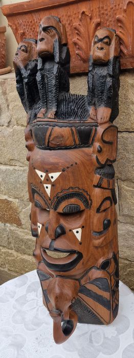 Тежка и масивна дървена маска дялана изцяло от едно цяло дърво