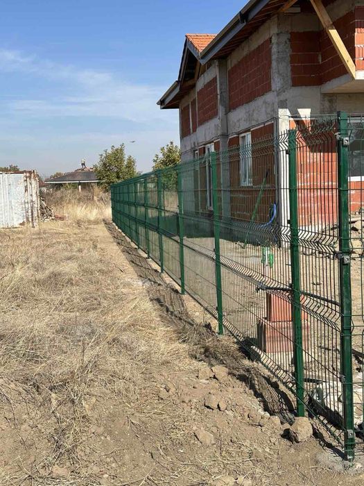 ОГРАДА С Циментови колове и Поцинкована Оградна Мрежа